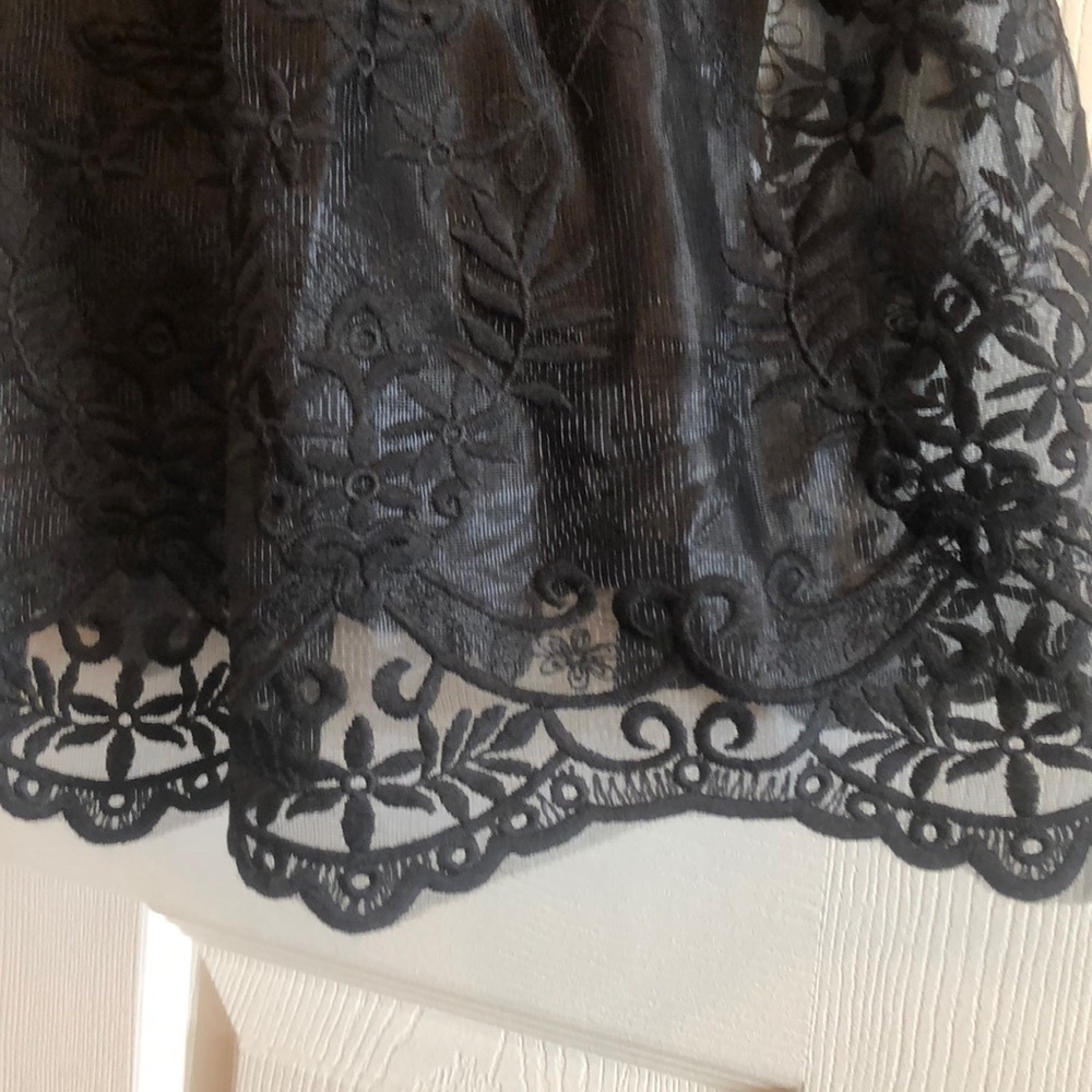 Sans Souci Dress with Gorgeous Floral Details - Picture 3 of 3
